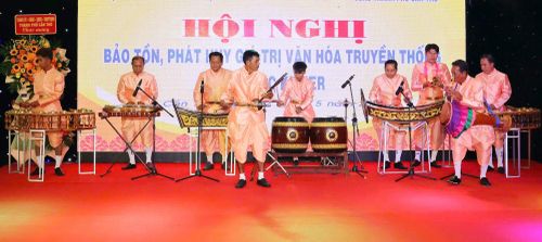 Các nghệ nhân biểu diễn các tiết mục nghệ thuật, văn hóa truyền thống dân tộc Khmer.
