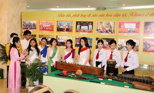 Các bạn trẻ tham quan, tìm hiểu văn hóa truyền thống dân tộc Khmer.