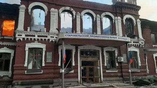 Tòa nhà trong khuôn viên trường Starobelsk bị hư hại. Ảnh: RiaNovosti
