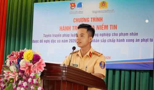 Cán bộ Phòng CSGT Công an Hà Tĩnh tuyên truyền pháp luật cho người được đề nghị đặc xá và tha tù trước thời hạn dịp 1/6 tại Trại giam Xuân Hà.