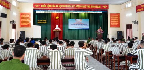 Các lớp tuyên truyền, phổ biến pháp luật và tái hòa nhập cộng đồng cho phạm nhân được đề nghị đặc xá đang được triển khai tại Trại giam Xuân Hà.