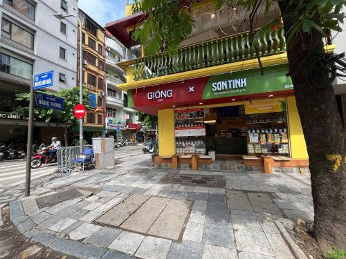 Các hàng quán không còn "mạnh dạn" kê bàn ra giữa phố như trước kia.