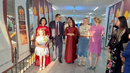 Đồng chí Phùng Thị Hồng Hà, Phó Bí thư Thành ủy, Chủ tịch HĐND TP Hà Nội cùng lãnh đạo TP Moscow trải nghiệm không gian triển lãm “Quốc Tử Giám - Trường Quốc học đầu tiên của Việt Nam (1076 - 2026)”.