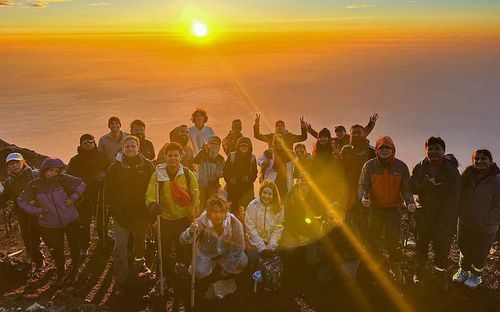 Những người leo núi Phú Sĩ (Fuji) thường khởi hành từ ngày hôm trước, ngắm hoàng hôn và qua đêm tại một khu vực nghỉ ngơi trên núi. Để sáng hôm sau kịp ngắm bình minh đầy mê hoặc từ trên đỉnh núi. Ảnh: tokyosnowclub