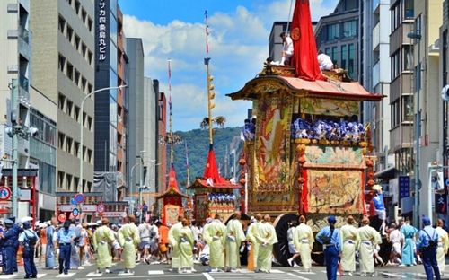 Gion Matsuri là lễ hội truyền thống ở Kyoto, là một trong những sự kiện văn hóa mang tính biểu tượng nhất của Nhật Bản. Lễ hội biến đổi thành phố với những xe rước lộng lẫy và âm nhạc lễ hội (Matsuribayashi), thu hút rất đông khách du lịch trong và ngoài nước. Ảnh: japan-food.guide