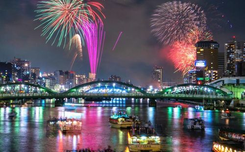 Lễ hội pháo hoa Sumida là một trải nghiệm đêm hè đầy màu sắc diễn ra cuối tháng 7, khi bầu trời trên sông Sumida ở Tokyo rực rỡ lúc lễ hội lên tới đỉnh điểm. Ảnh: Genki/Pixta