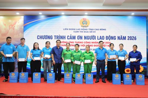 Ban Tổ chức trao quà cho người lao động có hoàn cảnh khó khăn nhân Tháng Công nhân năm 2026.