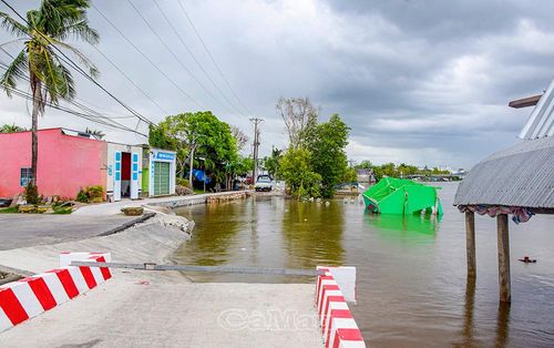 Chỉ vài phút, ngôi nhà và tuyến lộ nhà bà Hiền bị dòng sông "nuốt" chửng.