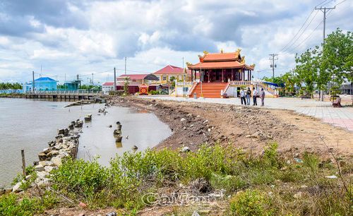 Nơi từng là khoảng sân rộng để người dân trong vùng tụ họp cúng Bà, tổ chức lễ và gặp gỡ mỗi dịp vía nay đã bị dòng nước cuốn mất, chỉ còn lại mé sông nham nhở sau đợt sạt lở.