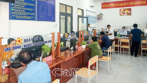 Người dân đến thực hiện TTHC tại Trung tâm Phục vụ hành chính công Phường Lý Văn Lâm.