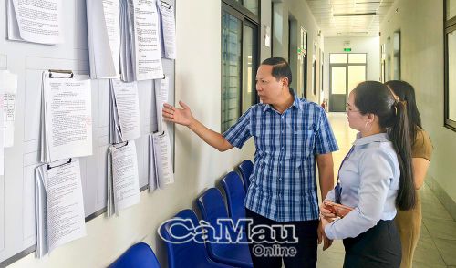 Đoàn kiểm tra của Sở Tư pháp do ông Trần Hoàng Lộc, Phó Giám đốc Sở kiểm tra công tác hộ tịch, niêm yết danh sách hành chính thuộc lĩnh vực hộ tịch tại Phường Lý Văn Lâm.