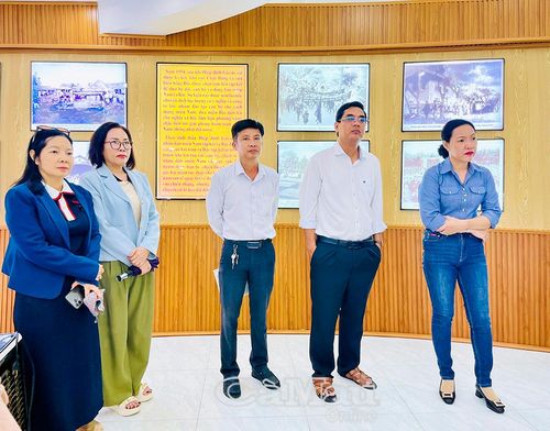 Khảo sát không gian trưng bày tư liệu lịch sử bên trong cụm tượng đài Chuyến tàu tập kết ra Bắc.