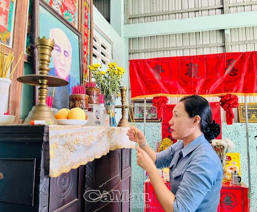 Bà Trần Thị Huỳnh Dao, Trưởng ban Văn hóa - Xã hội, HĐND tỉnh, thắp hương tưởng niệm Nghệ nhân dân gian Nguyễn Long Phi tại gia đình.