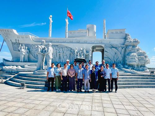 Thành viên đoàn công tác khảo sát và chụp ảnh lưu niệm tại Di tích quốc gia Địa điểm tập kết ra Bắc cuối năm 1954, đầu năm 1955 (xã Sông Đốc).