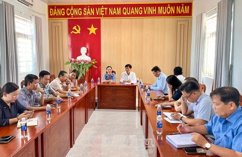 Đoàn công tác Ban Văn hóa - Xã hội, HĐND tỉnh, làm việc với UBND xã Sông Đốc sau khảo thực tế.