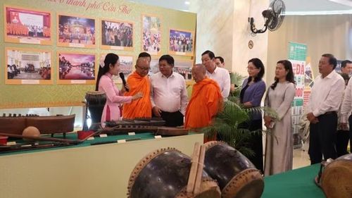 Các đại biểu tham quan khu vực trưng bày nhạc cụ dân tộc Khmer. Ảnh: TTXVN