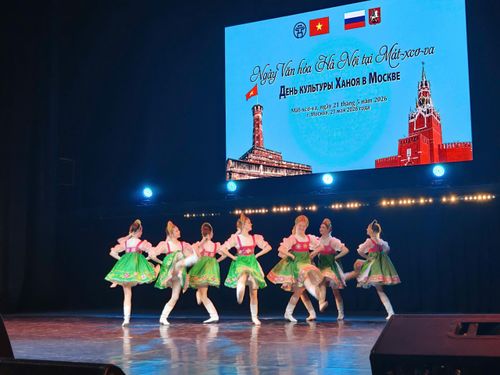Tiết mục Kalinka tại chương trình nghệ thuật “Hà Nội - Thanh âm ngàn năm”. Ảnh: Hổng Vân