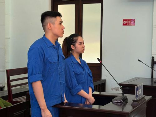 Bị cáo Ngô Thị Thúy Phượng (SN 1998, trú phường Thủy Xuân, Tp. Huế) và Trần Hữu Trí (SN 2002, trú phường An Cựu, Tp. Huế) tại tòa