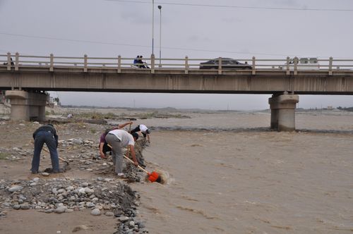 Nhóm người khai thác ngọc trên bờ sông Hotan, đoạn qua cầu cao tốc G315, Tân Cương, Trung Quốc. (Ảnh: Yoshi Canopus/Wikipedia)