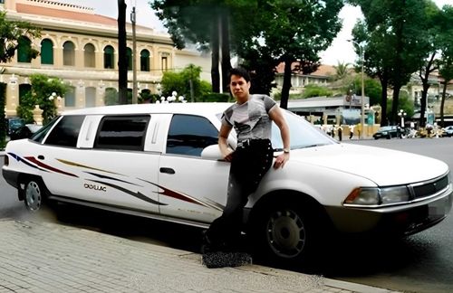 Ngọc Sơn cũng là một trong những nghệ sĩ Việt đầu tiên sở hữu xe Cadillac limousine dài 6m vào thập niên 90.