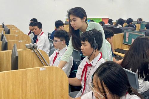 Cô và trò trường THCS Giảng Võ 2 học tập trong một môi trường hiện đại, được đầu tư đồng bộ. Ảnh: GV