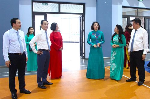 Phó Chủ tịch UBND thành phố Hà Nội Vũ Thu Hà tham quan cơ sở vật chất của trường THCS Giảng Võ 2. Ảnh: MH