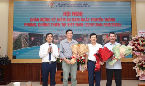 Chi cục trưởng Chi cục Thủy lợi và Phòng, chống thiên tai Hà Nội Nguyễn Duy Du tri ân thế hệ làm công tác phòng, chống thiên tai. Ảnh: Kim Nhuệ