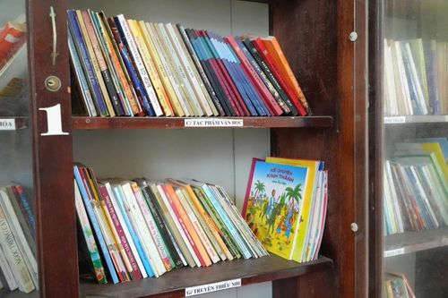 Tủ sách cộng đồng “phục vụ đa thế hệ”. Ảnh: DH