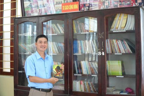 Ông Nguyễn Xuân Thắng, Trưởng thôn Trung Hòa cho biết, thời gian tới, cán bộ thôn sẽ tiếp tục bổ sung sách vào Tủ sách cộng đồng. Ảnh: DH