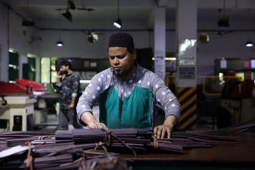 Công nhân sản xuất giày trong nhà máy da của Tập đoàn Superhouse ở Kanpur, Ấn Độ. Ảnh: Reuters