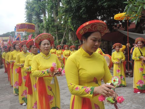 Đội múa "Sinh Tiền" tại lễ hội làng Keo. Ảnh: VT
