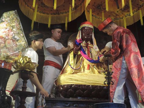 Nghi thức “phong áo nhà Phật”. Ảnh: VT