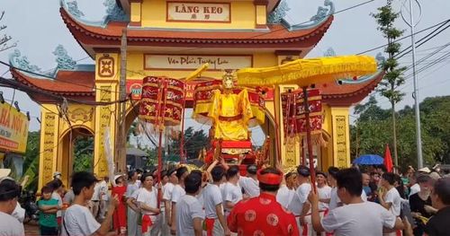Nghi thức rước kiệu tại lễ hội làng Keo. Ảnh: IT