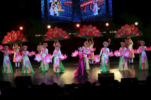 Chương trình biểu diễn nghệ thuật của các nghệ sĩ Nhà hát Chèo Hà Nội trong khuôn khổ “Ngày Văn hóa Hà Nội tại Mátxcơva năm 2026”. Ảnh: Sở VHTT