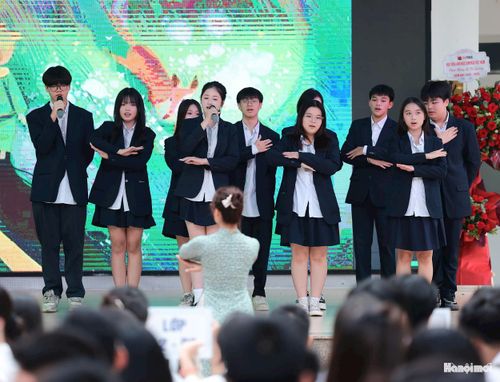 Các em học sinh trường THPT Đoàn Kết - Hai Bà Trưng với tiết mục văn nghệ đặc sắc trong lễ bế giảng năm học. Ảnh: NTCC