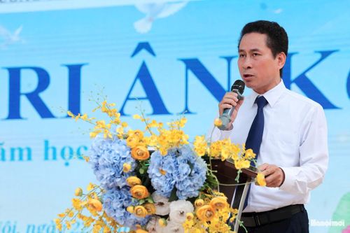 Thầy Hiệu trưởng Lê Việt Dương nhắn nhủ tới học trò lớp 12 trong lễ bế giảng năm học. Ảnh: NTCC