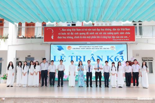 Với nhiều yêu thương và kỳ vọng, các thầy cô mong từ Đoàn Kết - Hai Bà Trưng, các em sẽ được chắp đôi cánh để bay cao, bay xa hơn nữa, mục tiêu trước mắt là đạt được thành tích tốt trong kỳ thi tốt nghiệp THPT. Ảnh: NTCC