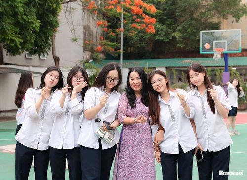 Cô và trò lớp 12 trong lễ bế giảng năm học. Ảnh: NTCC