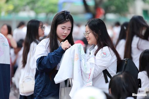 Các em học sinh dành cho nhau những lời chúc tốt đẹp nhất trên áo đồng phục. Ảnh: NTCC
