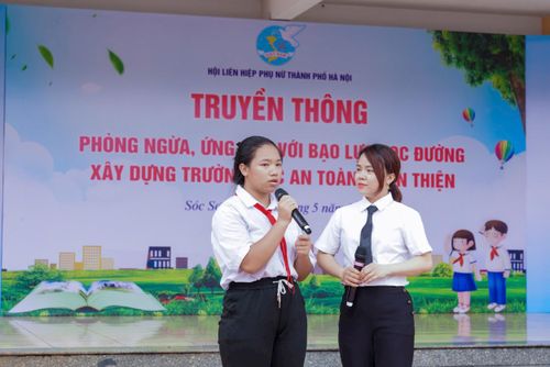 Bà Nguyễn Thị Thanh Xuân, Trưởng Chi nhánh số 4, Trung tâm Trợ giúp pháp lý Nhà nước thành phố Hà Nội đã chia sẻ chuyên đề về phòng ngừa, ứng phó với bạo lực học đường. Ảnh: HN