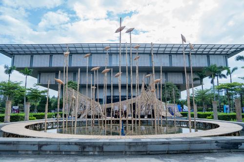 Pavilion “Dong buồm” do Dplus Vietnam thiết kế, mở cửa đón công chúng từ ngày 22-5 đến 31-9-2026 tại khuôn viên Bảo tàng Hà Nội.