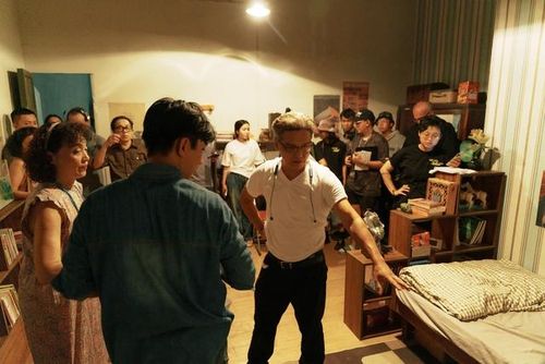 Đạo diễn Nguyễn Xuân Nghĩa chỉ đạo diễn xuất.