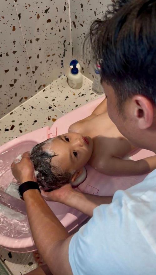 Từ khi kết hôn, khán giả thấy anh quấn quýt bên con cái, không ngại tự tay chăm sóc các bé từ tắm rửa cho con trai nhỏ.