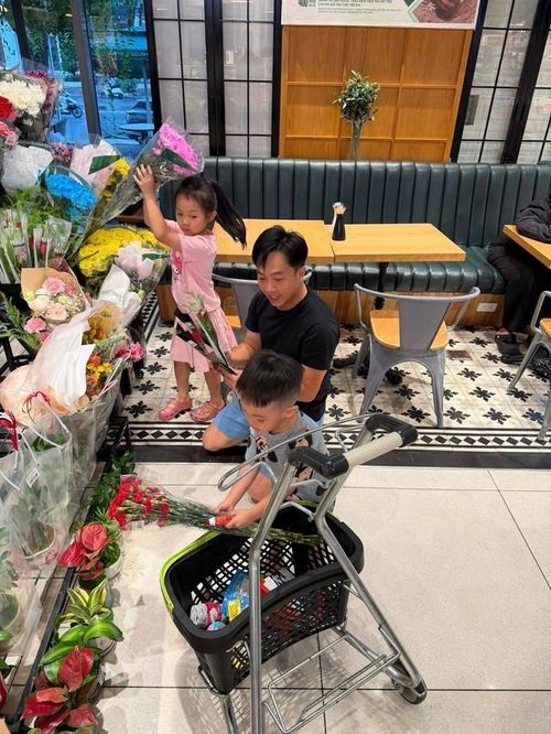 Bên cạnh đó, Cường Đô la cũng thường xuyên đồng hành cùng các con trong những hoạt động ngoại khóa. Anh từng đưa hai con nhỏ đến trường cổ vũ Subeo thi đấu bóng chuyền, hay dành thời gian dạy các con chơi golf vào dịp cuối tuần.