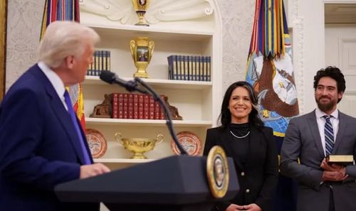 Nhiệm kỳ của bà Tulsi Gabbard được đánh giá là nhiều biến động. Trong thời gian giữ chức, bà không phải lúc nào cũng đóng vai trò trung tâm trong các quyết sách an ninh, đặc biệt khi Mỹ triển khai các chiến dịch quân sự tại Venezuela và Iran.