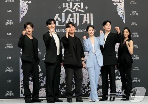 Dàn diễn viên trong phim My Royal Nemesis - Kẻ thù hoàng gia của tôi. Ảnh: News1.