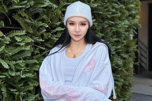  Sau cuộc hôn nhân đầu tiên, Kim Lim tái hôn với doanh nhân công nghệ Leslie Leow vào tháng 2/2022. Đám cưới của cặp đôi từng gây chú ý vì độ xa hoa cùng dàn khách mời nổi tiếng. Tuy nhiên, chỉ hai tháng sau, cặp đôi xác nhận chia tay. Theo tạp chí Icon Singapore, Kim Lim cho biết cuộc hôn nhân thứ hai thường xuyên xảy ra cãi vã và không mang lại cảm giác ấm áp như cô kỳ vọng. Cô thừa nhận bản thân khi đó quá nóng vội trong việc tìm kiếm một mái ấm mới. 