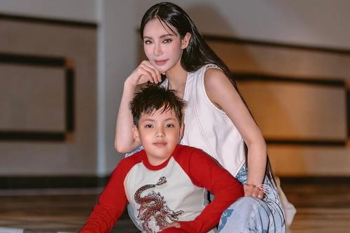  Trong chương trình YouTube DNA with Rebecca Lim, nữ doanh nhân 34 tuổi cho biết cô không quá đặt nặng chuyện thành tích học tập của con trai đầu lòng Kyden. "Tôi không kỳ vọng con phải đứng đầu lớp hay đạt điểm tuyệt đối. Điều quan trọng nhất là cách con cư xử với người khác, vì đó là thứ theo con cả đời", Kim Lim nói. 