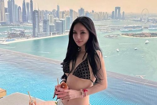  Kim Lim kết hôn lần đầu với doanh nhân Kho Bin Kai vào năm 2017. Hai người có con trai Kyden trước khi ly hôn vào năm 2020. Dù hôn nhân tan vỡ, cô nhiều lần cho biết vẫn giữ quan hệ tốt với chồng cũ để cùng chăm sóc con. Trong một cuộc phỏng vấn trước đây, Kim Lim từng thừa nhận cô "vẫn còn yêu quý" người chồng đầu tiên và xem anh là một người cha tốt. 
