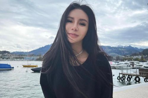  Dù sinh ra trong gia đình giàu có bậc nhất Singapore, Kim Lim cho biết cô cố gắng không nuông chiều con. Nữ doanh nhân kể rằng đôi khi vẫn cho Kyden ngồi ghế phổ thông trên máy bay để hiểu giá trị của tiền bạc và sự nỗ lực. "Tôi muốn con có tuổi thơ bình thường nhất có thể", cô nói. Hiện Kim Lim vẫn duy trì hoạt động kinh doanh, tham gia các sự kiện giải trí và thường xuyên chia sẻ cuộc sống cùng hai con trên mạng xã hội. Sau nhiều biến cố tình cảm, người đẹp cho biết ưu tiên lớn nhất của cô lúc này là gia đình và việc nuôi dạy con trưởng thành. 